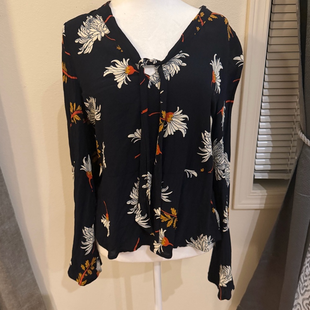 🌼 Cupcakes and Cashmere Floral Tie-Neck Blouse – Size Medium 🌼